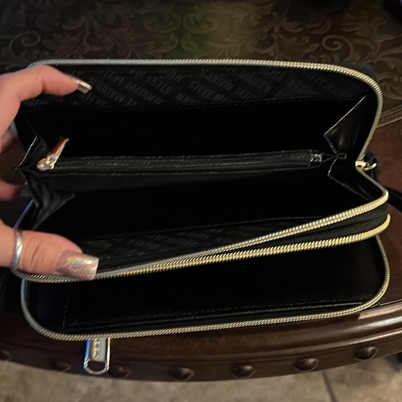 Steve Madden wristlet wallet, black w/gold accents/hardware - Picture 5 of 8